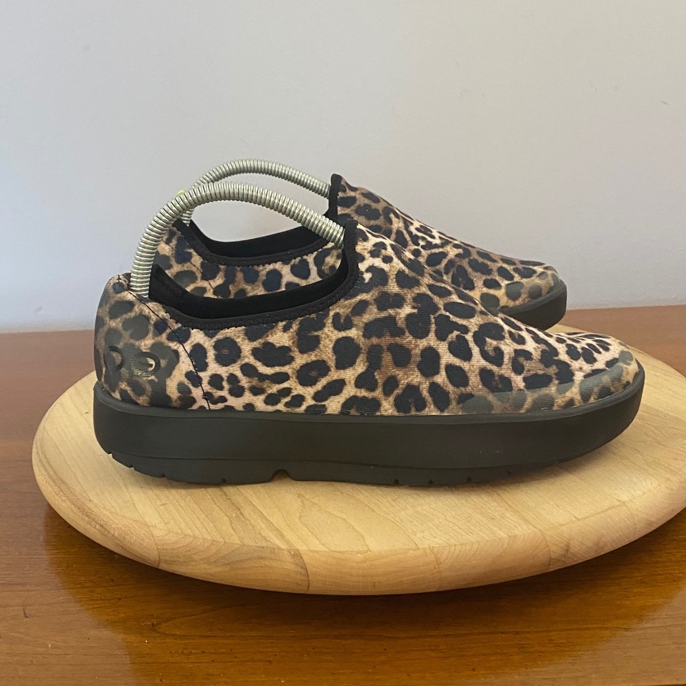 Oofos OOmg eeZee Low Leopard Print Slip On Recovery Shoes Womens Sz 9 EU 40